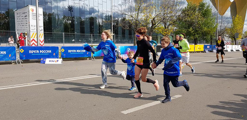 Дети-волонтёры во время Московского марафона. Фото 3