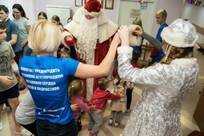 Волонтёры устроили новогодний праздник для маленьких пациентов кардиологического отделения  и исполнили мечту семьи из Новосибирска о приборе-спасателе 